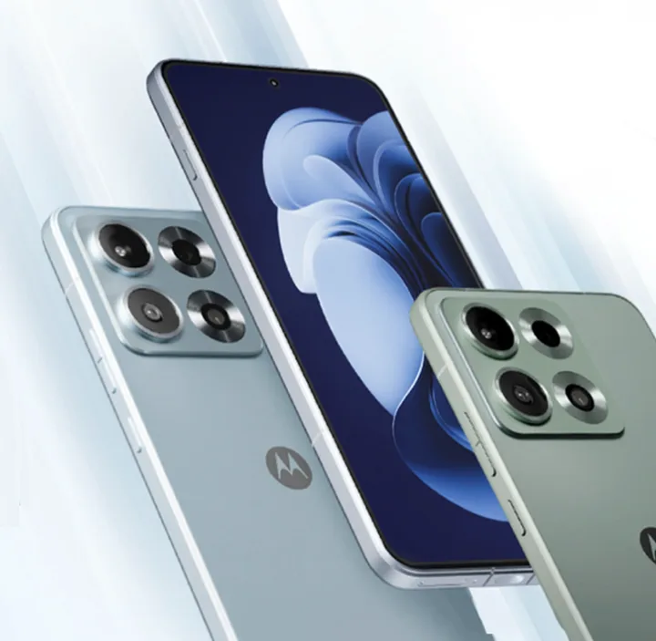 Smartphone cu design modern și camere multiple, evidențiind inovațiile Motorola.