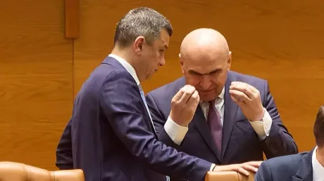 Ilie Bolojan discutând cu un coleg în Parlament.