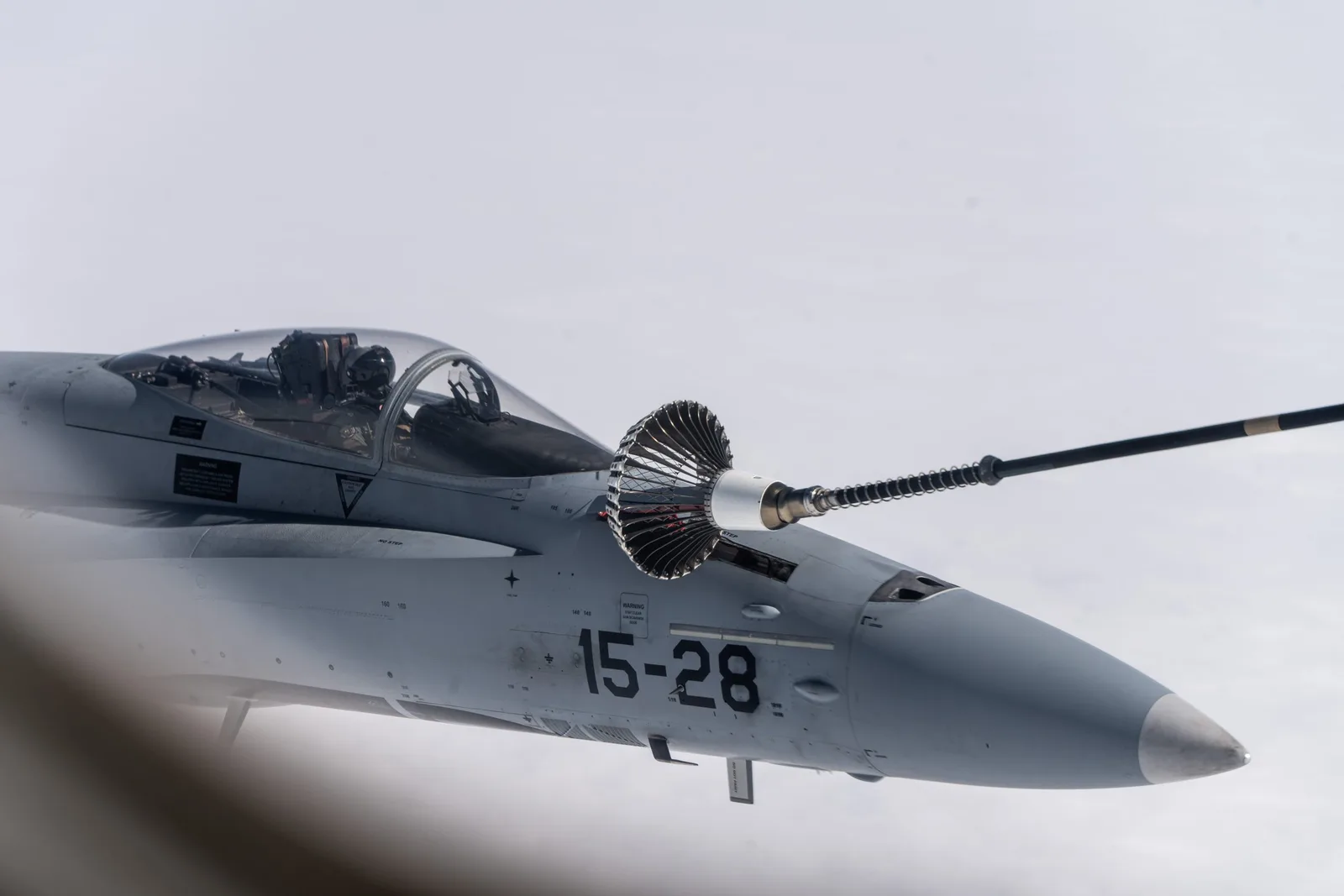 Avion F-18 spaniol în timpul unei misiuni de interceptare a unei drone.