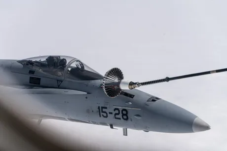 Avion F-18 spaniol în timpul unei misiuni de interceptare a unei drone.