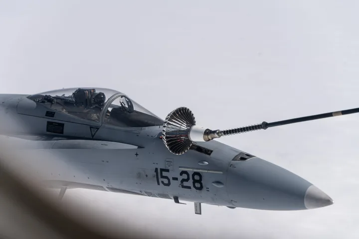 Avion F-18 spaniol în timpul unei misiuni de interceptare a unei drone.