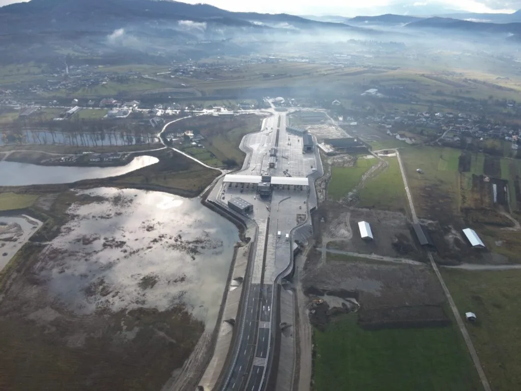 Noul punct de frontieră Sighetu Marmației II în construcție, peisaj rural în jur.