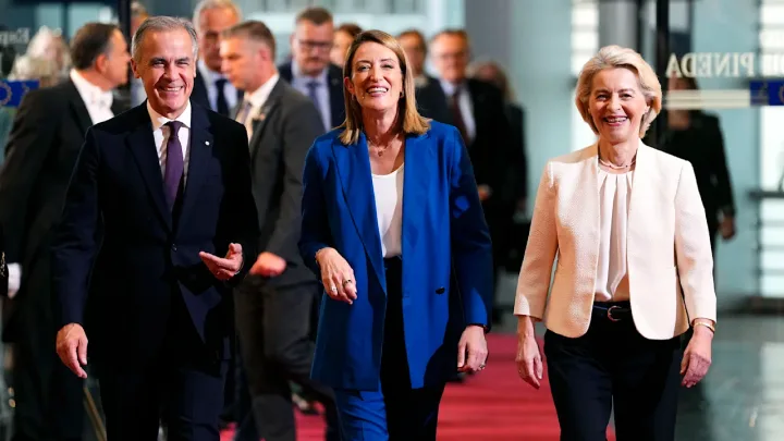 Trei oficiali europeni discutând despre cooperarea cu Canada în cadrul unei întâlniri oficiale.