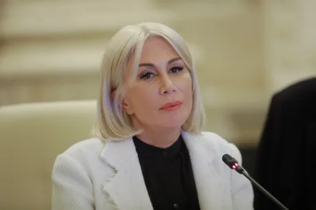 Raluca Turcan discută despre evaluarea elevilor de clasa a VIII-a în Parlament.