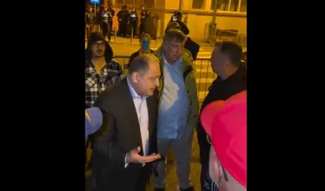 Marian Vanghelie discută cu protestatarii în fața Arestului Central din București.