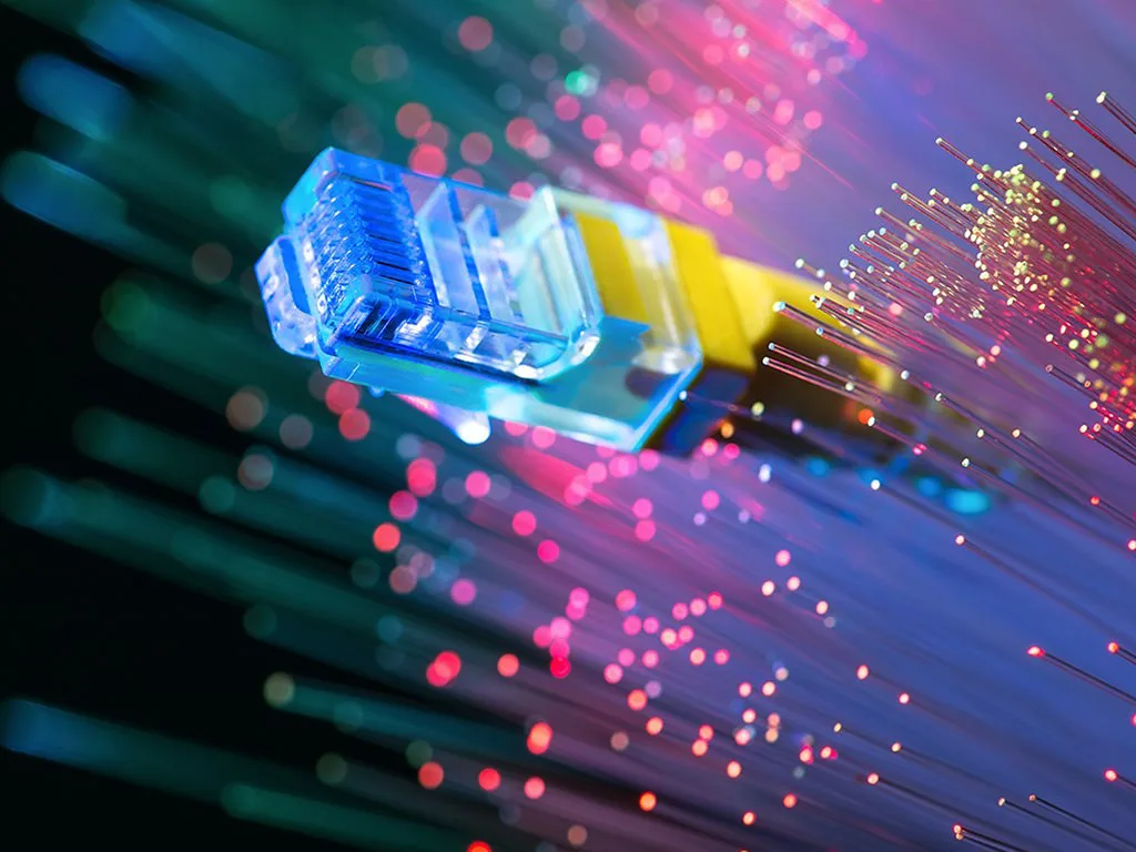 Conexiune de internet fix cu fibră optică și cablu de rețea.