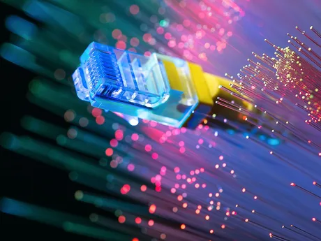 Conexiune de internet fix cu fibră optică și cablu de rețea.