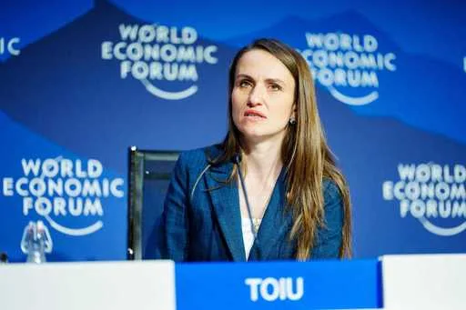 Oana Țoiu la o conferință, discutând despre oportunități comerciale.