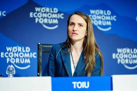 Oana Țoiu la o conferință, discutând despre oportunități comerciale.