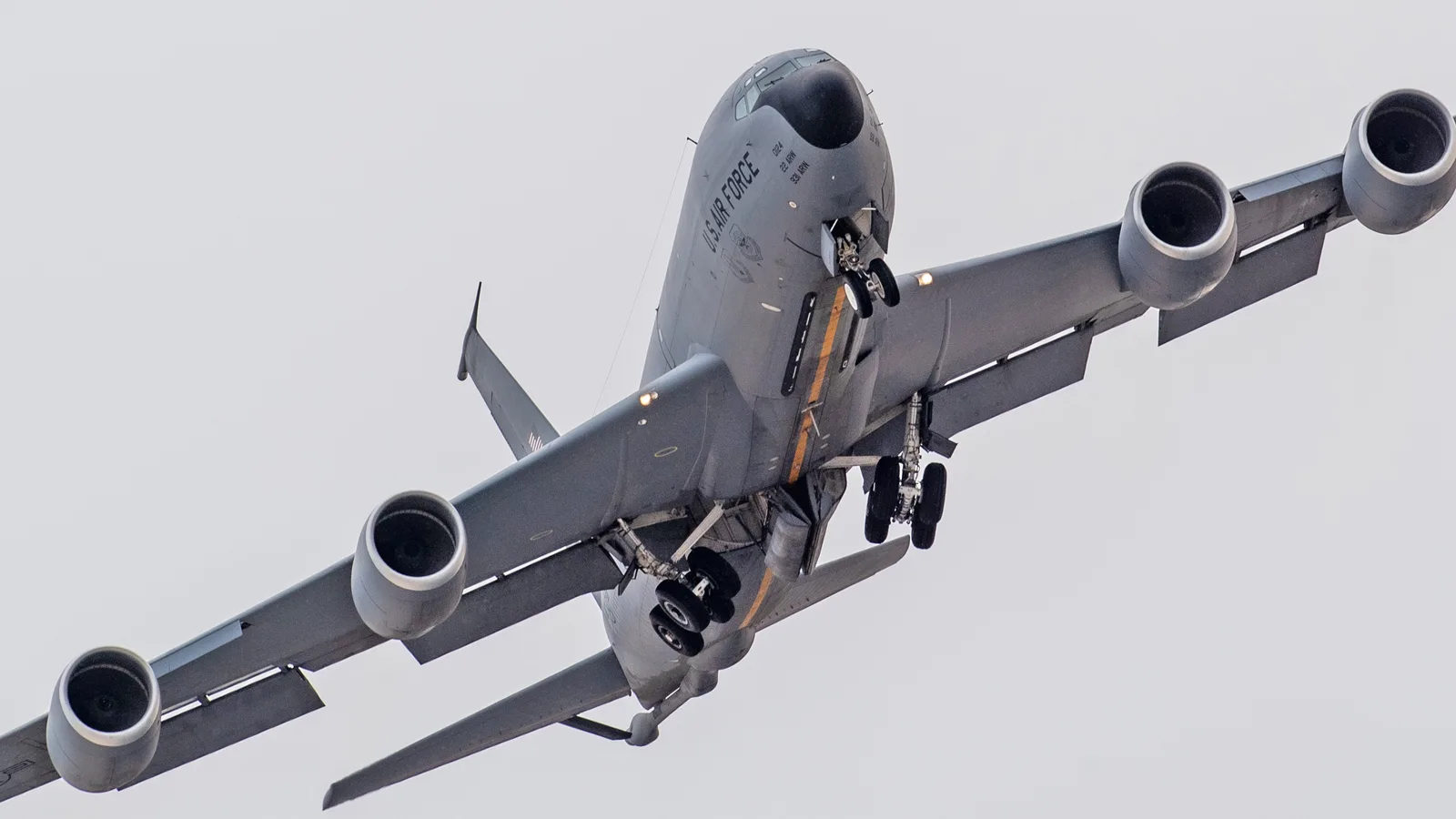 Avion militar KC-135 în zbor, simbol al misiunilor aeriene americane.
