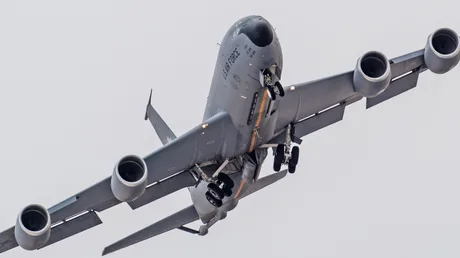 Avion militar KC-135 în zbor, simbol al misiunilor aeriene americane.