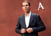 Reprezentant al ambasadei discutând despre accesul consular în România.