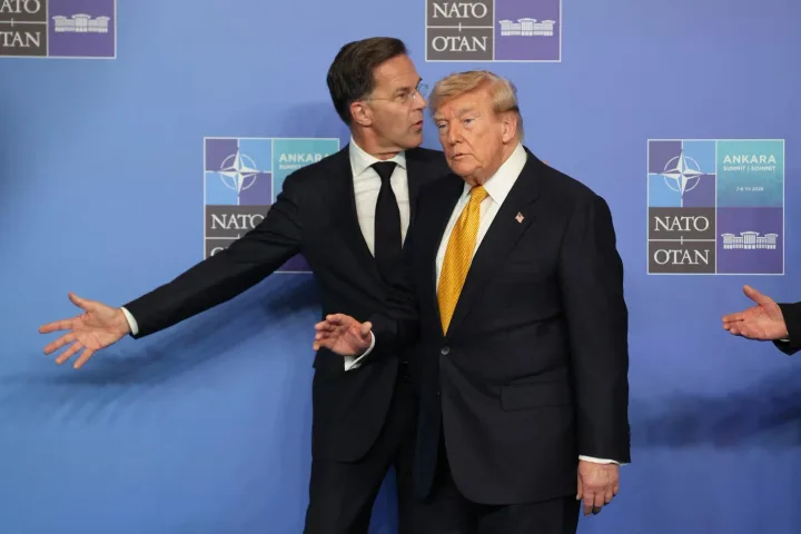 Lideri NATO discutând despre asistența pentru Ucraina la summitul de la Ankara.