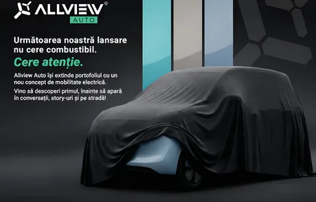 Un automobil electric acoperit, pregătit pentru lansare în București.