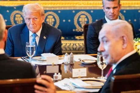 Netanyahu și Trump discutând despre situația din Liban la o masă oficială.