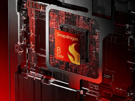 Detaliu al unui cip Snapdragon 8 Elite Gen 6 pe un fundal roșu.