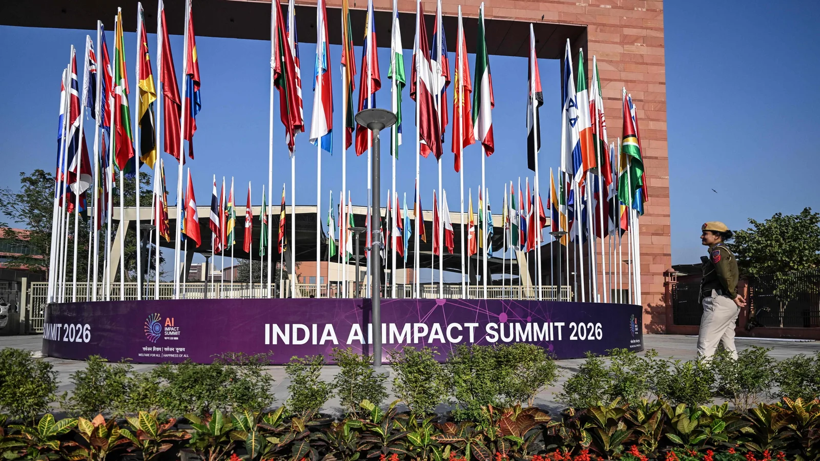 Steaguri internaționale la summitul AI din New Delhi, India.
