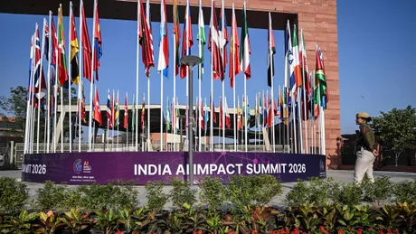 Steaguri internaționale la summitul AI din New Delhi, India.