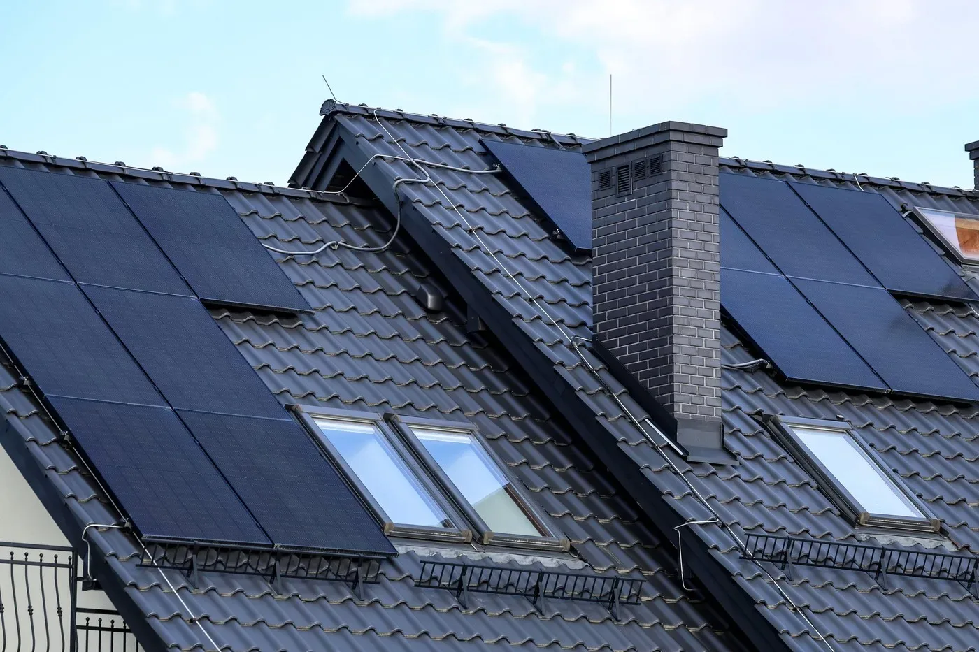 Acoperiș cu panouri solare instalate pentru stocarea energiei regenerabile.