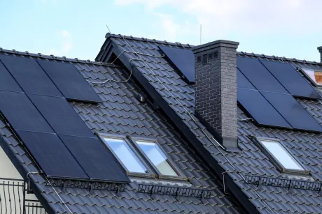 Acoperiș cu panouri solare instalate pentru stocarea energiei regenerabile.