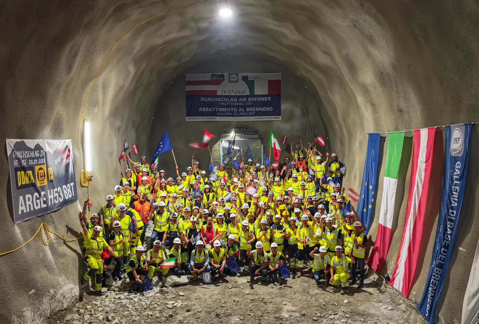 Echipa de muncitori sărbătorește finalizarea conexiunii tunelului Brenner între Italia și Austria.