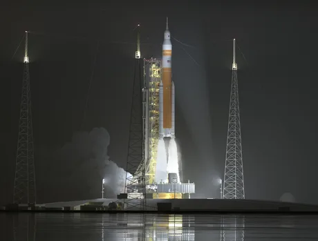 Rachetă pregătită pentru lansare, simbol al misiunilor Artemis ale NASA.