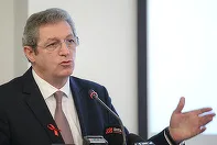 Siegfried Mureșan vorbește la o conferință, gesticulând.