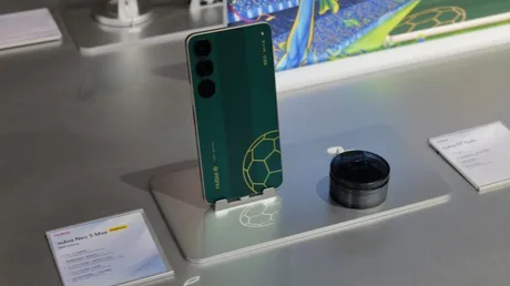 Smartphone cu ecran mare, destinat gamerilor, prezentat la MWC 2026.