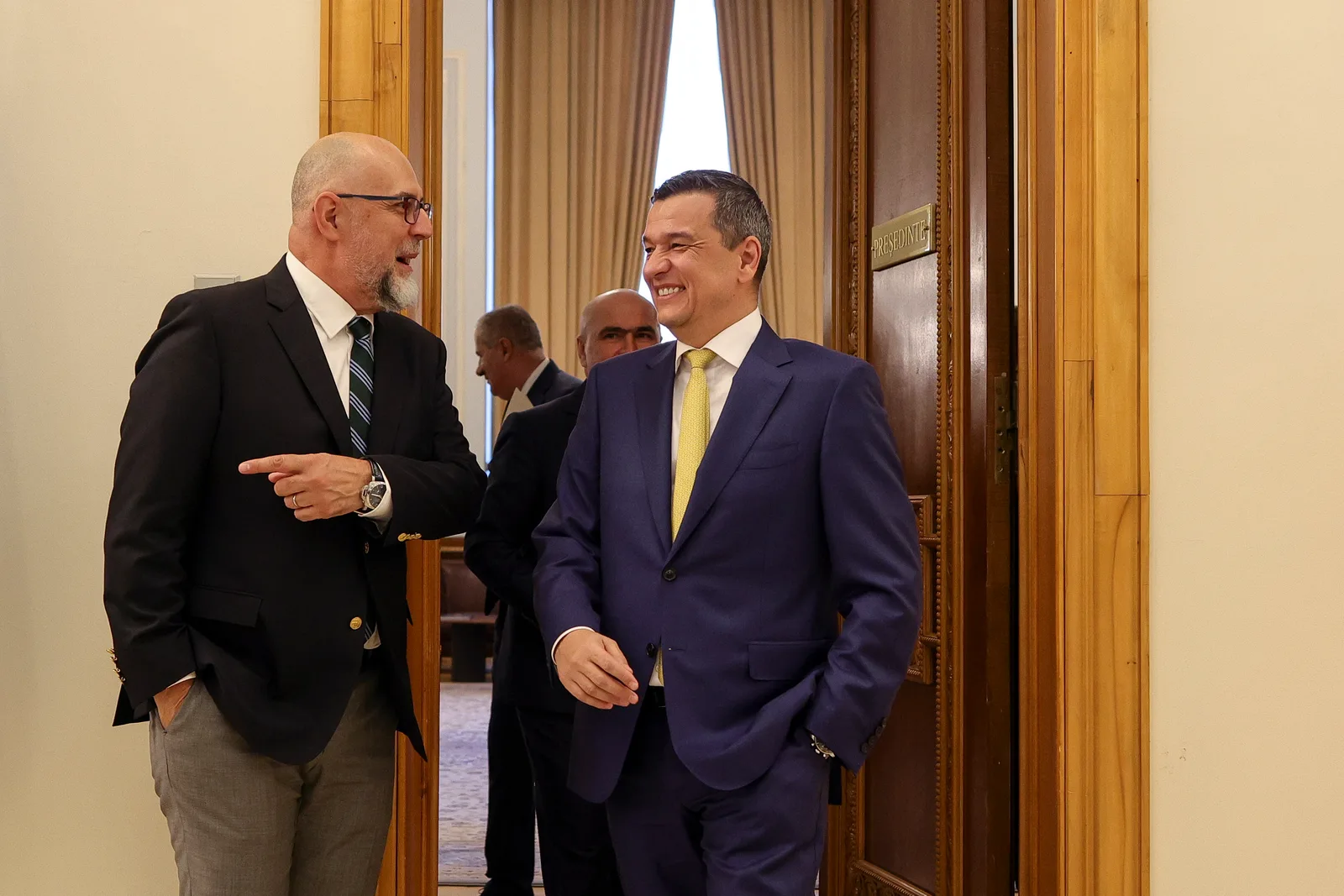 Kelemen Hunor și Sorin Grindeanu discutând despre negocierile politice recente.