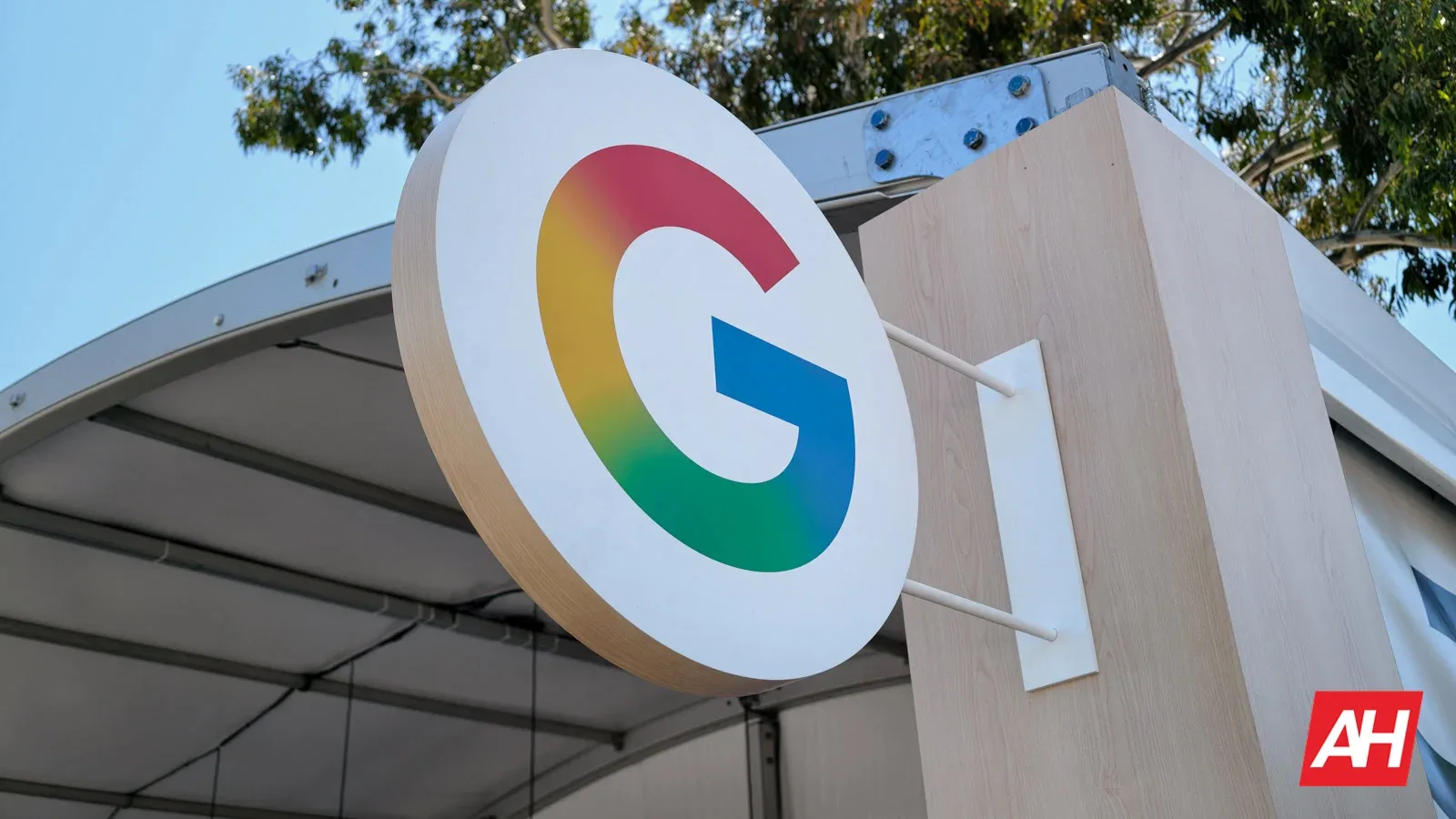 Logo-ul Google expus într-un spațiu public, simbolizând inovația tehnologică.