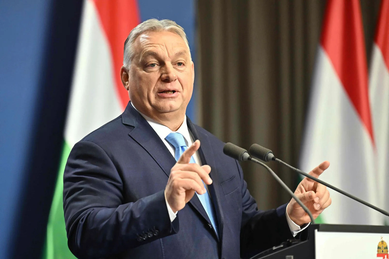 Viktor Orbán discută despre sprijinul pentru Ucraina în fața camerelor de luat vederi.