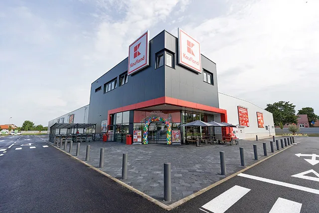 Exteriorul unui magazin Kaufland, cu parcarea și intrarea vizibile.