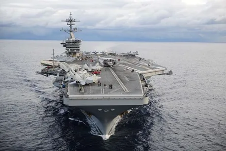Portavionul USS Theodore Roosevelt navighează pe marea agitată, pregătindu-se pentru misiuni în Orientul Mijlociu.