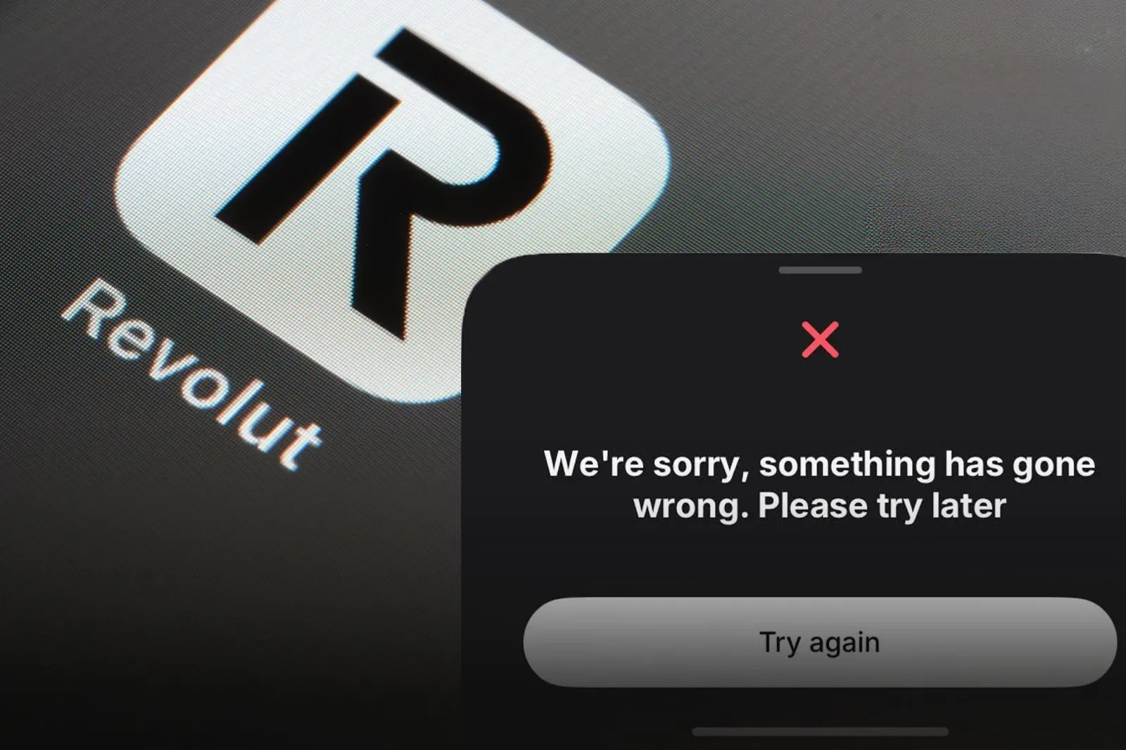 Logo-ul Revolut pe un ecran, cu mesaj de eroare afișat.