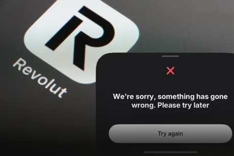 Logo-ul Revolut pe un ecran, cu mesaj de eroare afișat.