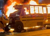 Autobuz școlar în flăcări pe străzile din Philadelphia.