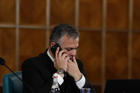 Adrian Veștea discutând despre măsurile economice viitoare la Ministerul Finanțelor.