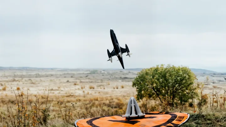 Dronă electrică în zbor, pregătită pentru o nouă măsurare a vitezei.