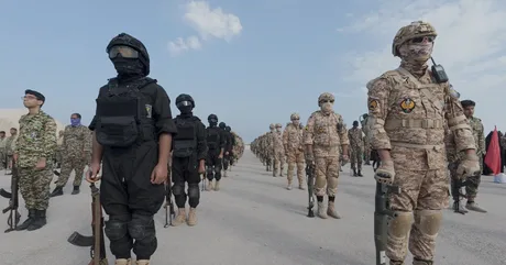 Militari în uniformă, pregătiți pentru exerciții de securitate în Irak.