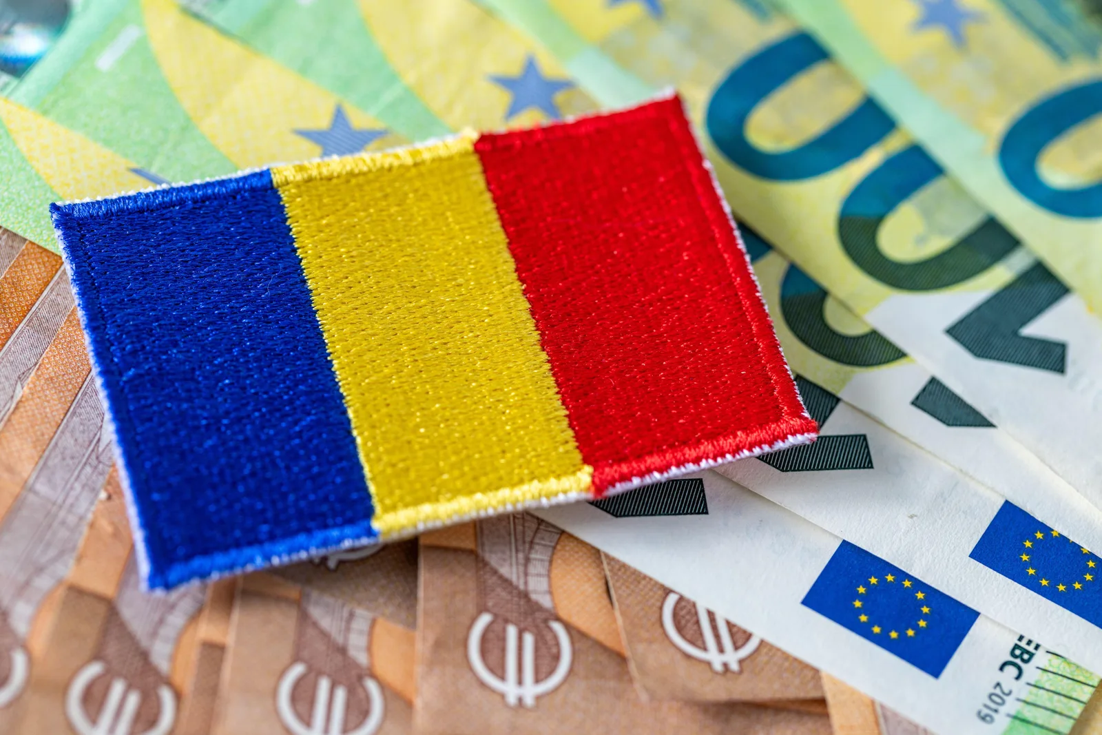 Steag românesc pe bancnote euro, simbolizând viitorul economic al țării.