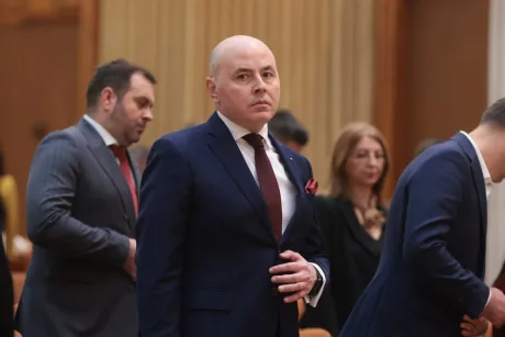 Alexandru Muraru discutând despre riscurile legii integrității în Parlament.