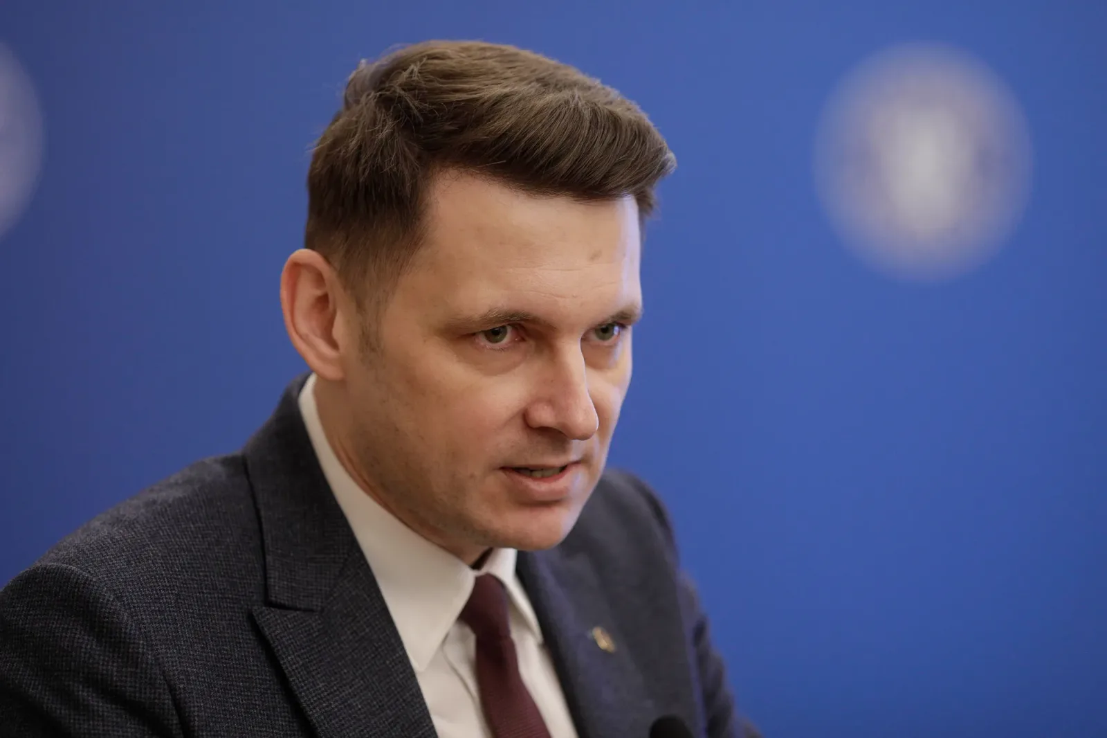 Mircea Abrudean subliniază necesitatea unui guvern stabil pentru România.