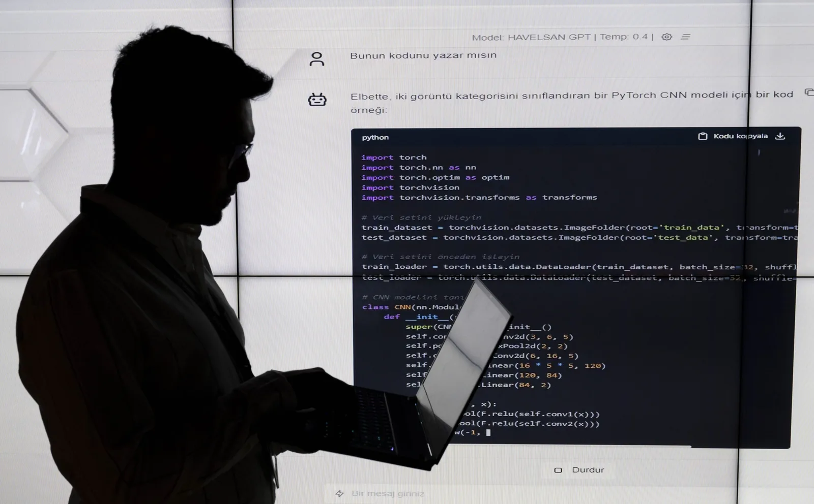 Un manager de produs folosește un laptop pentru a explora instrumente AI de codare.