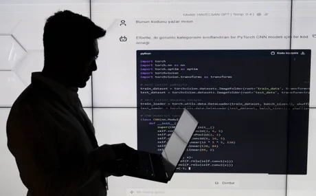 Un manager de produs folosește un laptop pentru a explora instrumente AI de codare.