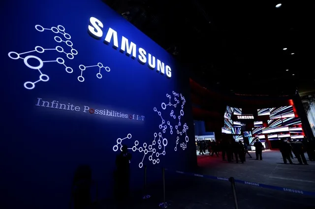 Logo Samsung pe un fundal albastru, simbolizând inovația în tehnologie.