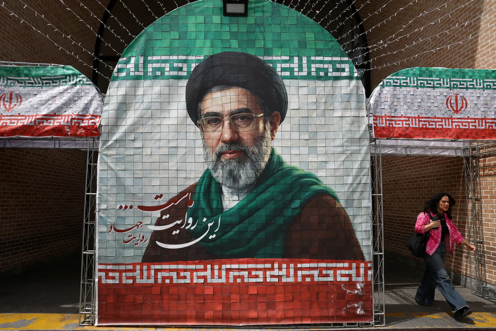 Banner cu portretul liderului suprem al Iranului, Mojtaba Khamenei, expus în Teheran.