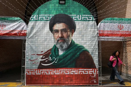 Banner cu portretul liderului suprem al Iranului, Mojtaba Khamenei, expus în Teheran.