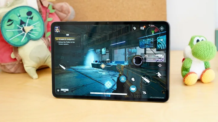 Tableta RedMagic Astra 2 afișează un joc pe ecranul său OLED, evidențiind performanța sa.