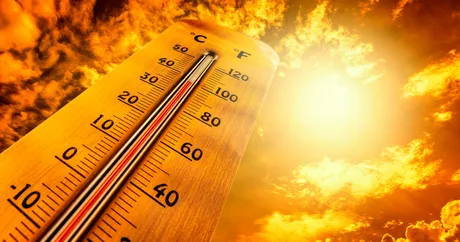 Termometru indicând temperaturi extreme în condiții de caniculă.