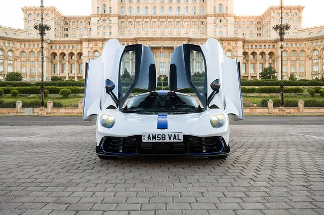 Aston Martin Valhalla expus în fața unei clădiri impunătoare din București.